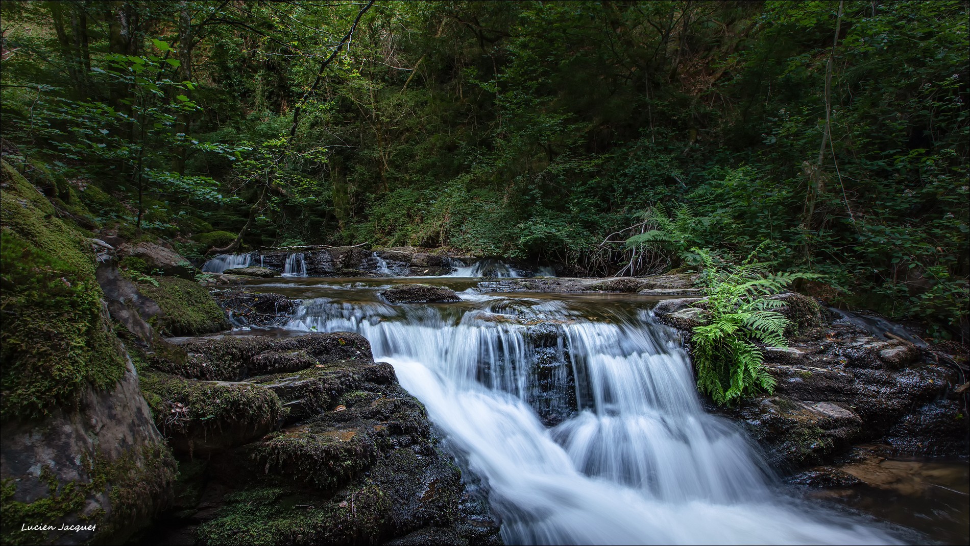 Cascades cachées.