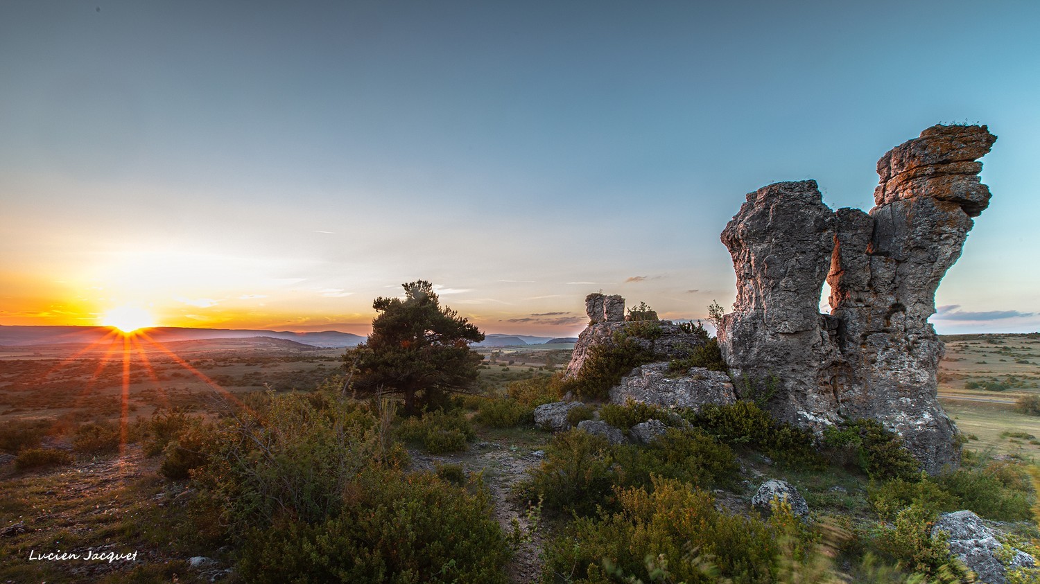 Coucher de soleil sur le Larzac.